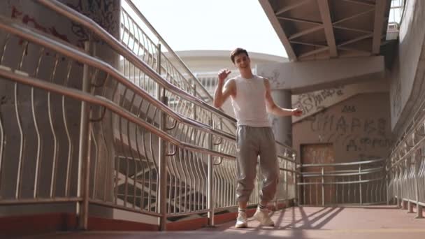 Langzame Beweging Vrolijke Jongeman Beweegt Energiek Zijn Lichaam Armen Terwijl — Stockvideo