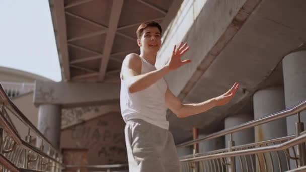 Cámara Lenta Una Mañana Verano Joven Alegre Realiza Enérgicamente Baile — Vídeos de Stock