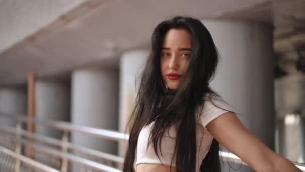 Ağır Çekim Yakın Plan Uzun Saçlı Güzel Bir Kız Kameraya — Stok video