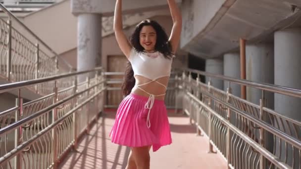 Ağır Çekim Uzun Saçlı Mutlu Kız Kameraya Doğru Yürür Dans — Stok video