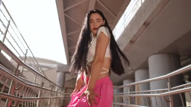 Een Aantrekkelijk Meisje Met Lang Haar Danst Energiek Een Straatdans — Stockvideo