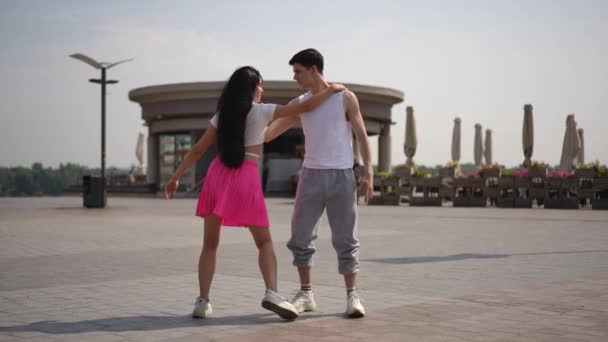 Ağır Çekim Açık Hava Sokak Dansı Eğitimi Genç Bir Çift — Stok video