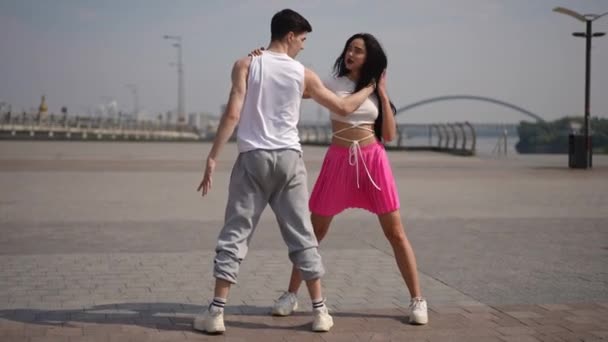 Nowoczesne Pary Street Dance Wykonaniu Pięknej Młodej Pary Chłopak Dziewczyna — Wideo stockowe