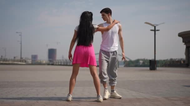 Ağır Çekim Genç Bir Çift Yeteneklerini Geliştiriyor Güneşli Bir Yaz — Stok video