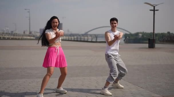 慢动作一对快乐的街头舞者展示了他们的技巧 他们在夏天的一个城市广场上跳着舞 由一对年轻漂亮的夫妇表演的现代夫妇街舞 那个家伙 — 图库视频影像