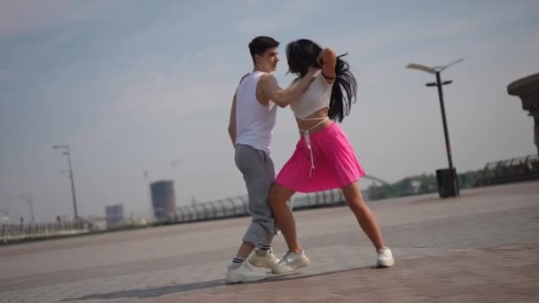 慢动作夏天的一天 一个男的和一个女的在一个城市广场上练习街舞 这对夫妇看着相机笑了 — 图库视频影像