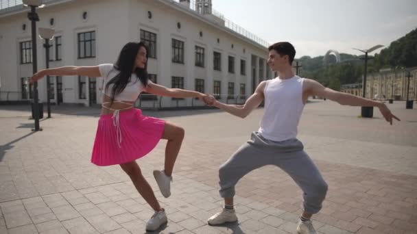 慢动作夏天 一个男人和一个女孩在一个城市广场的大街上跳舞 舞姿优美而和谐 — 图库视频影像