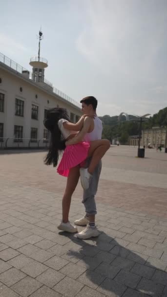 垂直录像 慢动作一个男人和一个女孩表演的街头舞蹈动作的优雅 夏天的一天 一对舞伴在一个城市广场的室外街道上跳舞 — 图库视频影像