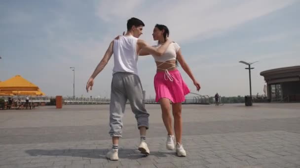 Straatdans Het Stadsplein Een Zomerdag Mooi Danspaar Dansen Buiten — Stockvideo