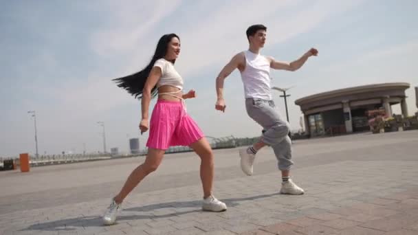 Langzame Beweging Een Paar Dansen Synchroon Een Zomerdag Een Stadsplein — Stockvideo