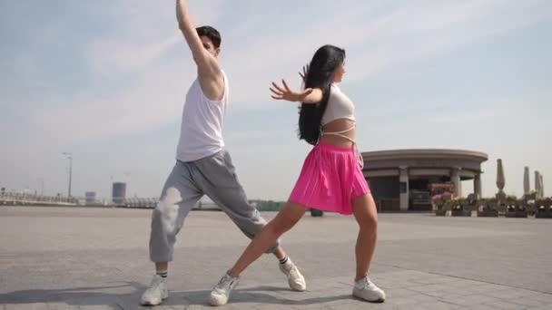 Αργή Κίνηση Χαμηλή Γωνία Βολής Χορός Δρόμου Μια Καλοκαιρινή Μέρα — Αρχείο Βίντεο