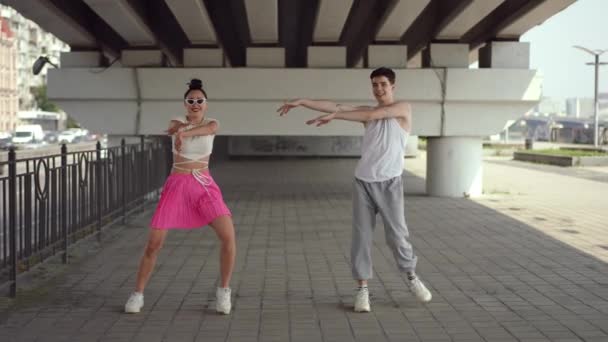 Langzame Beweging Vrolijk Stel Actief Dansen Een Zomerse Dag Buiten — Stockvideo