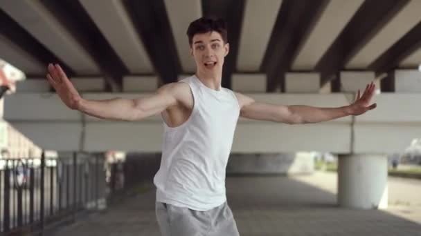 Danse Rue Interprétée Par Jeune Homme Souriant Jeune Homme Bouge — Video