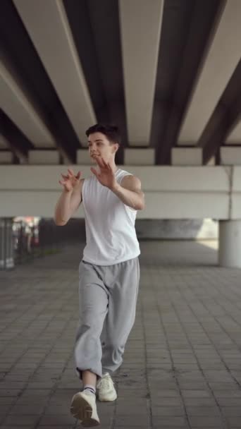 Verticale Video Langzame Beweging Straatdans Onder Brug Jonge Glimlachende Man — Stockvideo