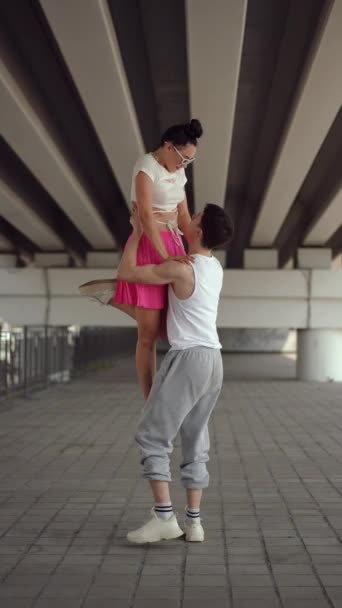 Verticale Video Langzame Beweging Ondersteuning Van Danspartner Tijdens Straatdans Een — Stockvideo