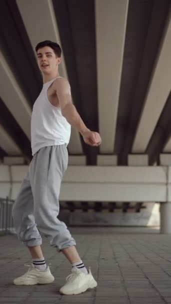 Verticale Video Expressieve Straatdans Van Een Getalenteerde Jonge Mannelijke Danser — Stockvideo