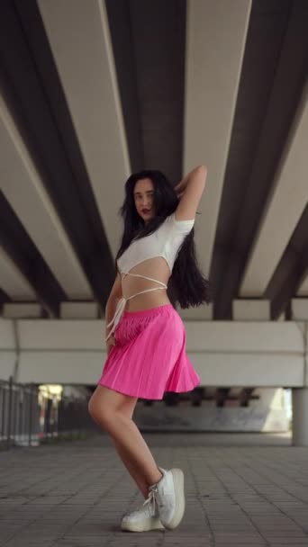 Vertikales Video Zeitlupe Ein Brünettes Mädchen Mit Langen Haaren Tanzt — Stockvideo