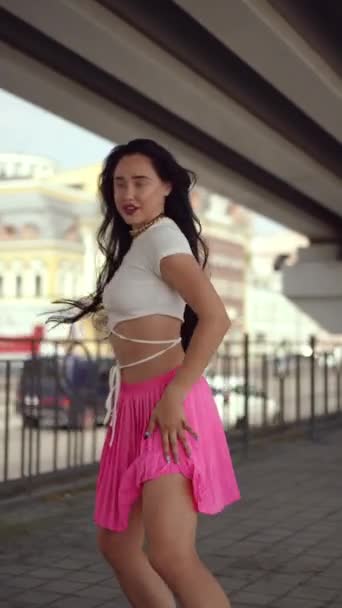 Vertikales Video Ein Mädchen Mit Langen Schwarzen Haaren Tanzt Einem — Stockvideo