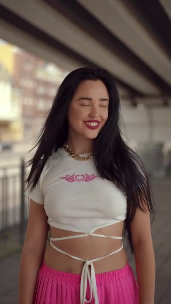 Vertikales Video Zeitlupe Ein Schönes Mädchen Mit Langen Schwarzen Haaren — Stockvideo