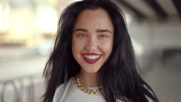 Yakın Plan Uzun Saçlı Güzel Bir Esmer Kız Geniş Bir — Stok video