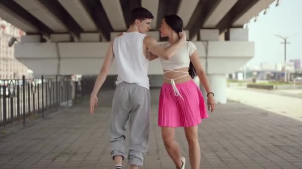 Jeune Couple Danse Une Danse Rue Sous Pont Ville Jour — Video