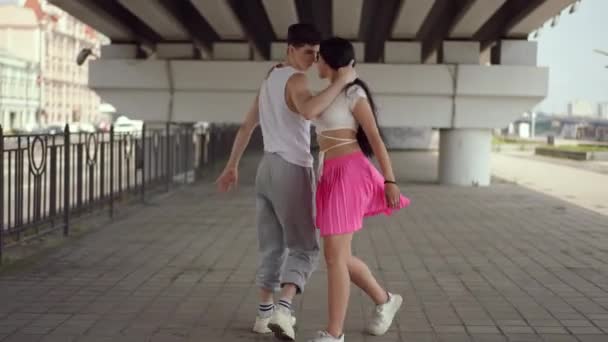 Σύγχρονος Ενεργητικός Χορός Δρόμου Ένα Νεαρό Όμορφο Ζευγάρι Χορεύει Ένα — Αρχείο Βίντεο