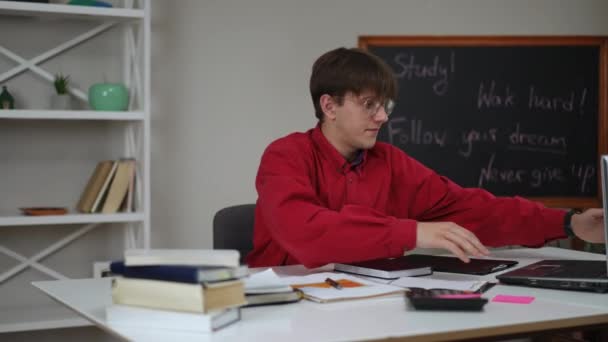 Joven Con Gafas Una Camisa Roja Sentado Una Mesa Una — Vídeos de Stock