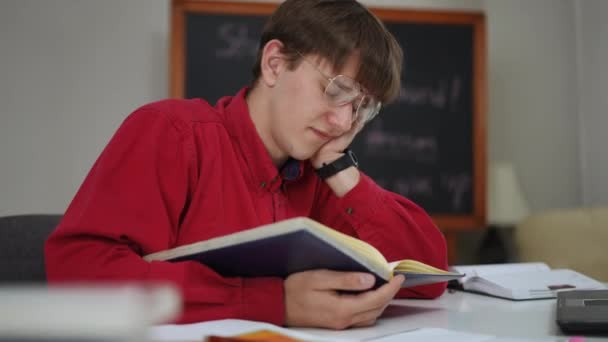 Προετοιμασία Για Τις Εξετάσεις Νεαρός Μαθητής Χασμουριέται Ενώ Διαβάζει Σημειώσεις — Αρχείο Βίντεο
