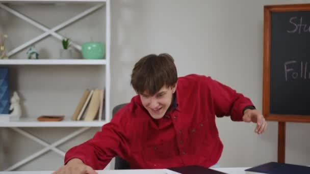 Šťastný Chlapík Červené Košili Otáčí Židli Usmívá Zatímco Sedí Doma — Stock video