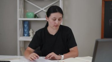 Genç kadın bir egzersiz kitabına bir kalemle yazmaktan bıkmıştı ve masanın üzerine uzanmış olarak not defterini kapadı. Kız içini çekti, gözlerini kapattı ve kafasını elinin üzerine koydu. Sıkı hazırlanma