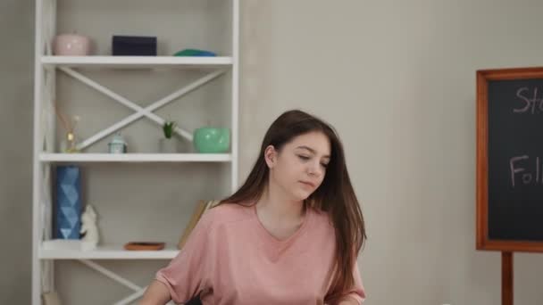 Das Mädchen Setzt Sich Ihren Schreibtisch Öffnet Mit Den Händen — Stockvideo