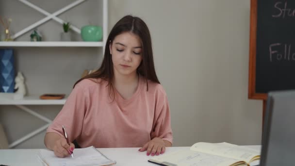 女の子は疲れて メモ帳とペンを脇に置いて 彼女は下を見下ろして 彼女の手の上に頭を休ませました 研究所での試験の準備 — ストック動画