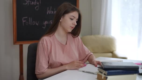 Menina Com Cabelos Longos Terminou Ler Livro Enquanto Estava Sentada — Vídeo de Stock