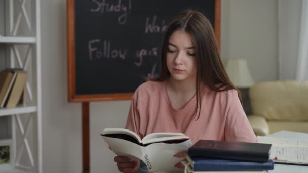 Дівчина Прочитавши Одну Книгу Втомлено Поклала Голову Стос Книг Столі — стокове відео