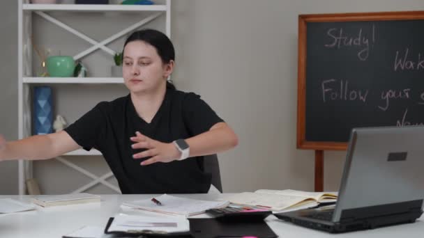 Masada Oturan Genç Bir Kadın Bir Yığın Kitabı Ona Doğru — Stok video