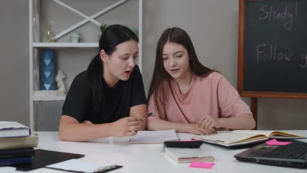 Kız Öğrenci Sınava Hazırlanırken Konuşarak Eğleniyorlar Evdeki Oturma Odasında Bir — Stok video