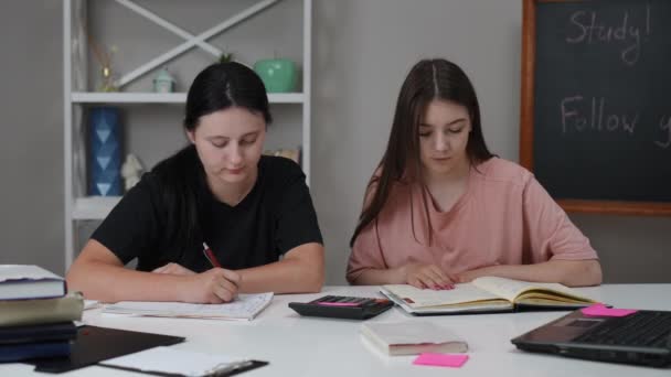 Kız Öğrenci Oturma Odasında Bir Masada Oturarak Sınav Için Hazırlanıyorlar — Stok video