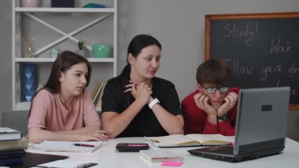 Τρεις Μαθητές Παρακολουθούν Προσεκτικά Αποτελέσματα Των Εξετάσεων Μια Οθόνη Φορητού — Αρχείο Βίντεο
