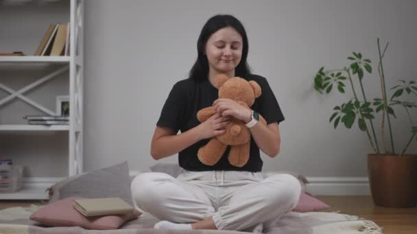 Uma Menina Uma Camiseta Preta Abraça Firmemente Ursinho Pelúcia Com — Vídeo de Stock