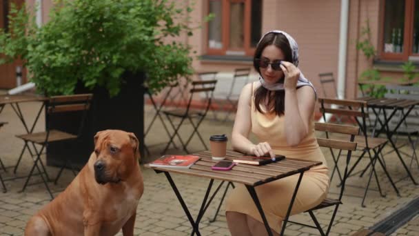 Gerakan Lambat Wanita Bergaya Melepas Kacamata Hitamnya Dan Menatap Anjingnya — Stok Video