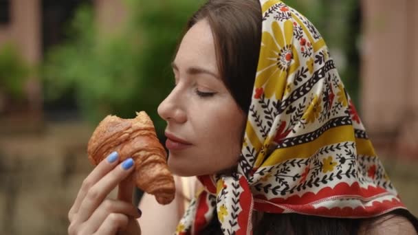 Zpomal Detailní Záběr Žena Šátku Která Jedla Čerstvě Upečený Croissant — Stock video