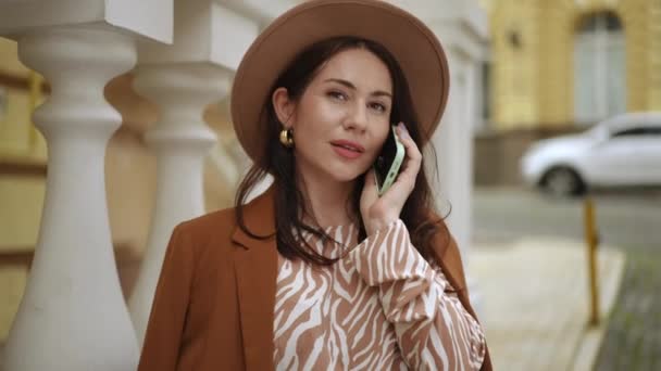 Uma Mulher Chapéu Abobadado Segura Telefone Celular Seu Ouvido Ouve — Vídeo de Stock