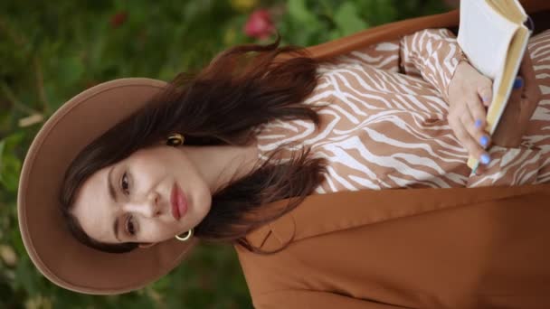Dikey Video Ağır Çekim Dolgun Şapkalı Omuzlarında Kadın Ceketi Olan — Stok video