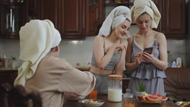 Νεαρές Γυναίκες Πετσέτες Στα Κεφάλια Τους Κοιτάζουν Μια Οθόνη Κινητού — Αρχείο Βίντεο