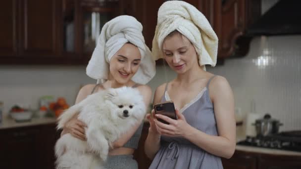 Дві Молоді Жінки Рушниками Голові Дивляться Екран Мобільного Телефону Стоячи Стоковий Відеоролик