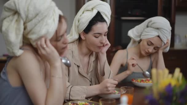 Tři Zamyšlené Mladé Ženy Ručníky Hlavách Snídají Stolu Obývacím Pokoji — Stock video
