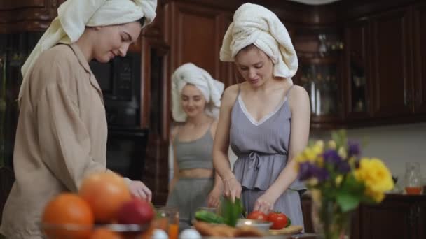 Υγιεινό Πρωινό Φρέσκα Λαχανικά Νεαρές Γυναίκες Πετσέτες Στο Κεφάλι Τοποθετούν — Αρχείο Βίντεο