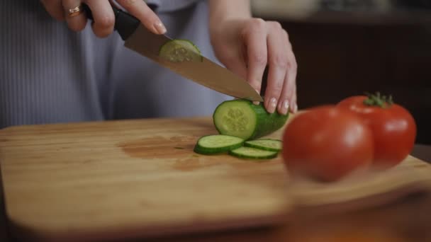 Yakın Plan Kadın Elleri Taze Salatalıkları Mutfak Bıçağıyla Tahta Bir — Stok video