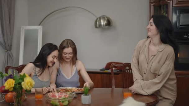 Mulheres Jovens Bonitas Comem Alegremente Pizza Deixando Lado Suas Saladas Filmagem De Bancos De Imagens Sem Royalties