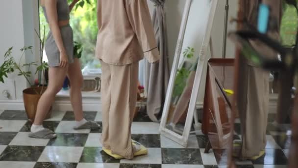 Неузнаваемая Девушка Свободной Пижаме Шагает Шкале Ванной Которая Стоит Возле — стоковое видео